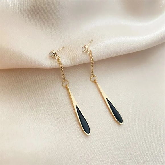 Black Drop Tassel Long Earrings - Picture 3 of 5